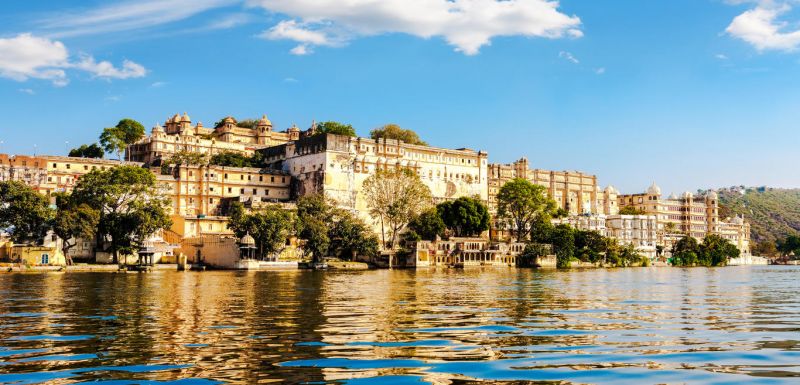 Lake Pichola and the City Palace in Udaipur, Rajasthan, India, Asia stock  photo