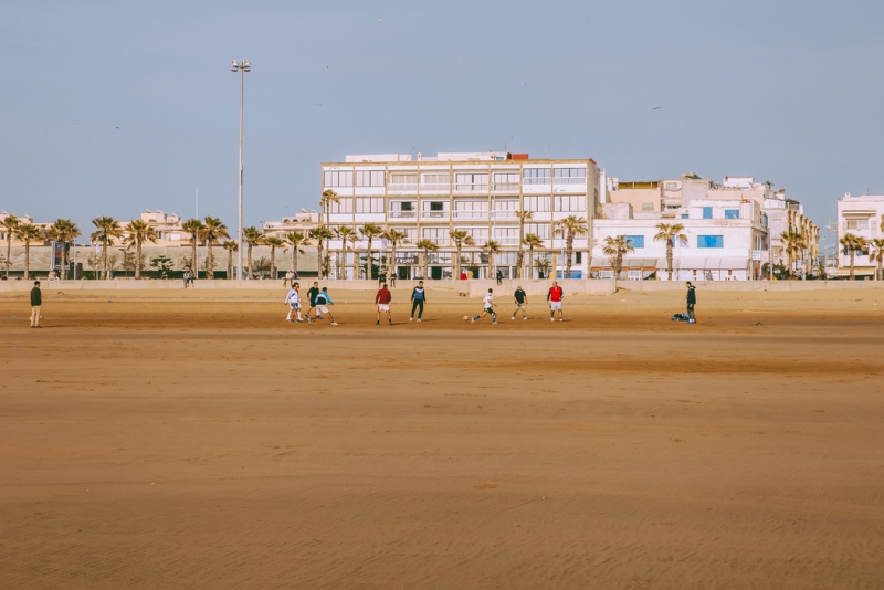 Futbolistas en la playa de Essaouira