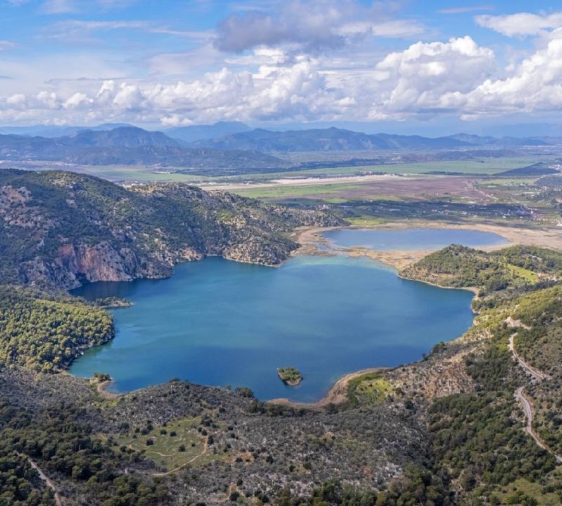 Lago Koca Gol em Dalaman na luz da manhã, Dalaman, Mugla, Turquia Lago Koca Gol em Dalaman na luz da manhã, Dalaman, Mugla, Turquia
