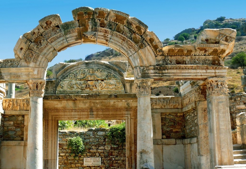 Lugar secreto en Roma 👉🏻 Templo de Adriano 🏛️✨ . En pleno