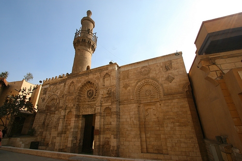 La mosquée d’Al-Aqmar dans la rue d’Al-Moez La mosquée d’Al-Aqmar dans la rue d’Al-Moez