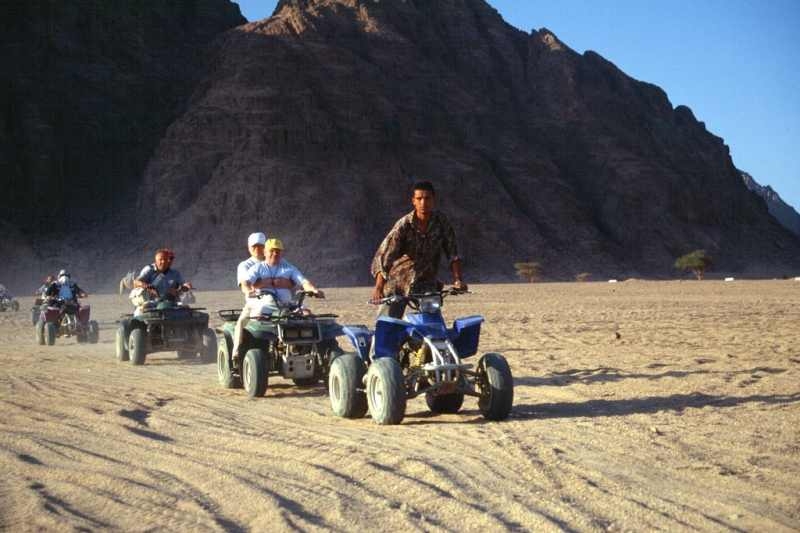 Safari dans le désert en quad et dîner bédouin Safari dans le désert en quad et dîner bédouin