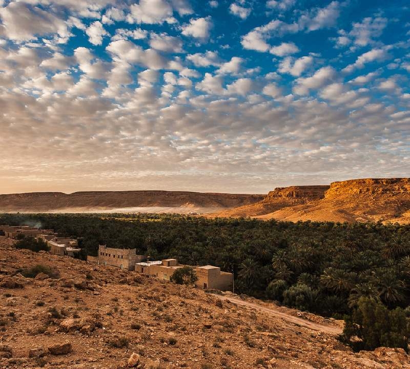 bela paisagem fora de uma pequena vila no Vale do Draa, perto de Zagora, sul de Marrocos, África bela paisagem fora de uma pequena vila no Vale do Draa, perto de Zagora, sul de Marrocos, África