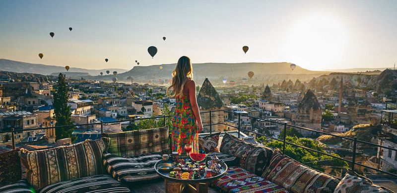A woman looking at hot air balloons in Cappadocia