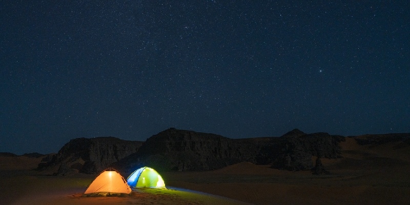 Campamento en el desierto Campamento en el desierto de Egipto bajo un cielo estrellado, con tiendas tradicionales iluminadas suavemente por luces cálidas entre dunas de arena.