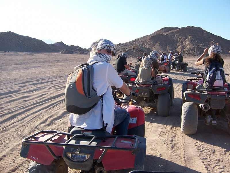 Safari dans le désert en quad et dîner bédouin Safari dans le désert en quad et dîner bédouin