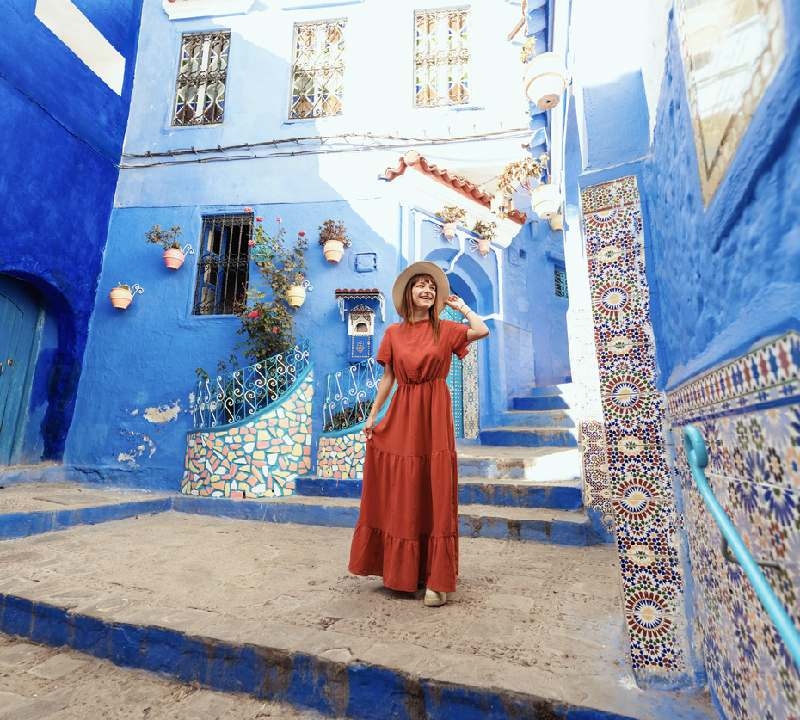 Jovem mulher com vestido vermelho visitando a cidade azul de Chefchaouen, Marrocos - Turista feliz caminhando nas ruas da cidade marroquina - Conceito de estilo de vida de viagens e férias Jovem mulher com vestido vermelho visitando a cidade azul de Chefchaouen, Marrocos - Turista feliz caminhando nas ruas da cidade marroquina - Conceito de estilo de vida de viagens e férias