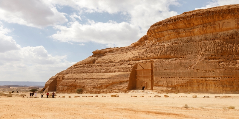 Jabal Al Banat en Al Ula, Arabia Saudita Turistas visitando Jabal Al Banat, Arabia Saudita