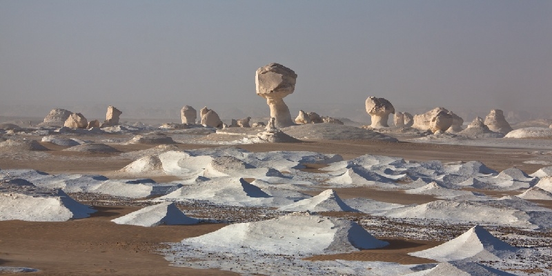 desierto blanco en Egipto formaciones de roca caliza blanca con formas surrealistas en el Desierto Blanco de Egipto