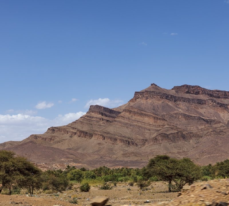 Paisagem do Vale do Draa com deserto, oásis, vila e montanha no Marrocos - Norte da África Paisagem do Vale do Draa com deserto, oásis, vila e montanha no Marrocos - Norte da África