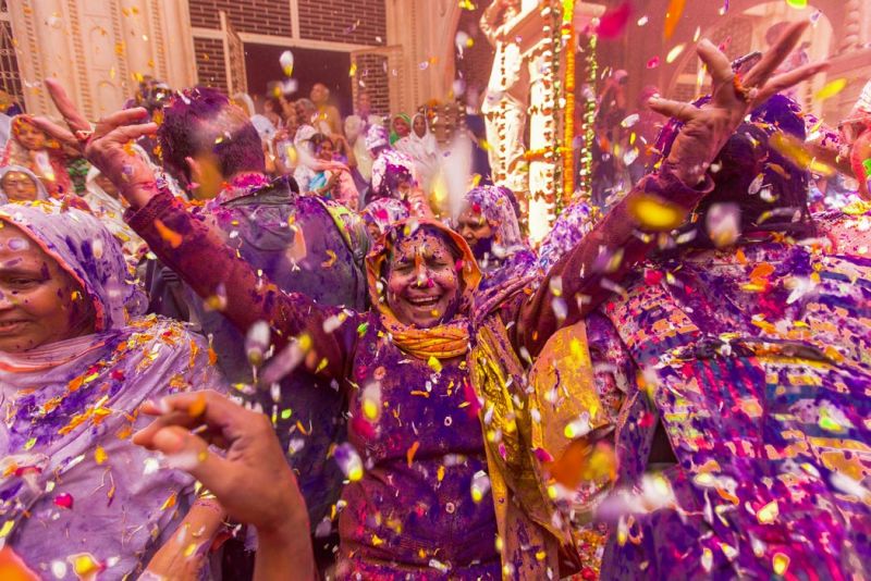 Indianos celebram o Holi, o festival da cor, apesar do coronavírus