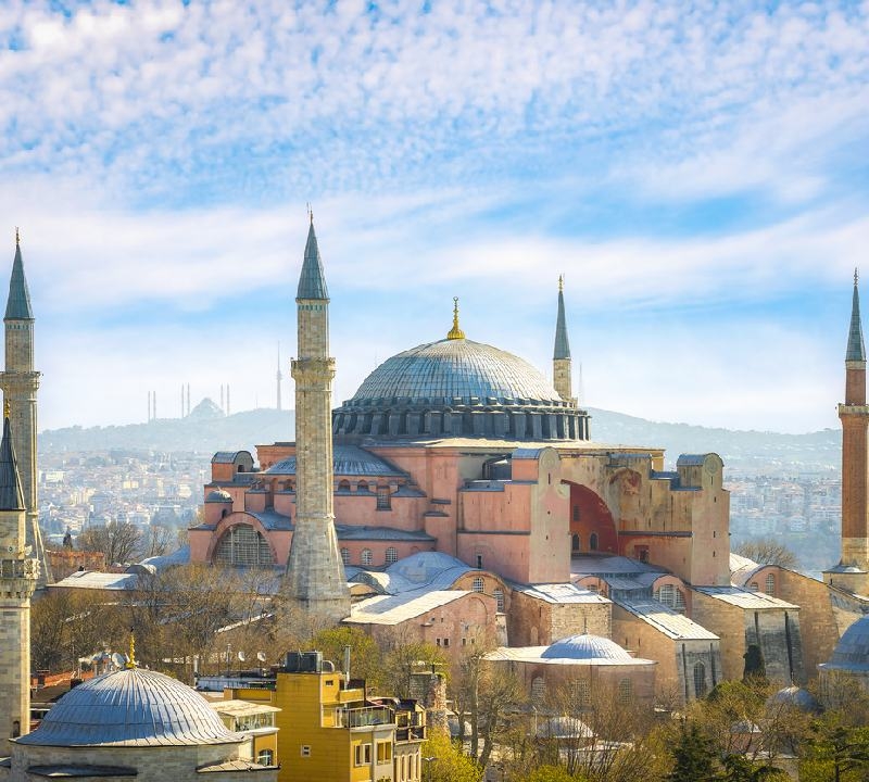 Nuvens sobre a mesquita Hagia Sophia em Istambul, Turquia Nuvens sobre a mesquita Hagia Sophia em Istambul, Turquia