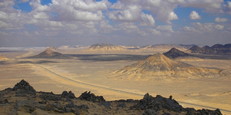 Desierto Negro en Egipto Paisaje del Desierto Negro en Egipto, con montículos volcánicos cubiertos de rocas oscuras