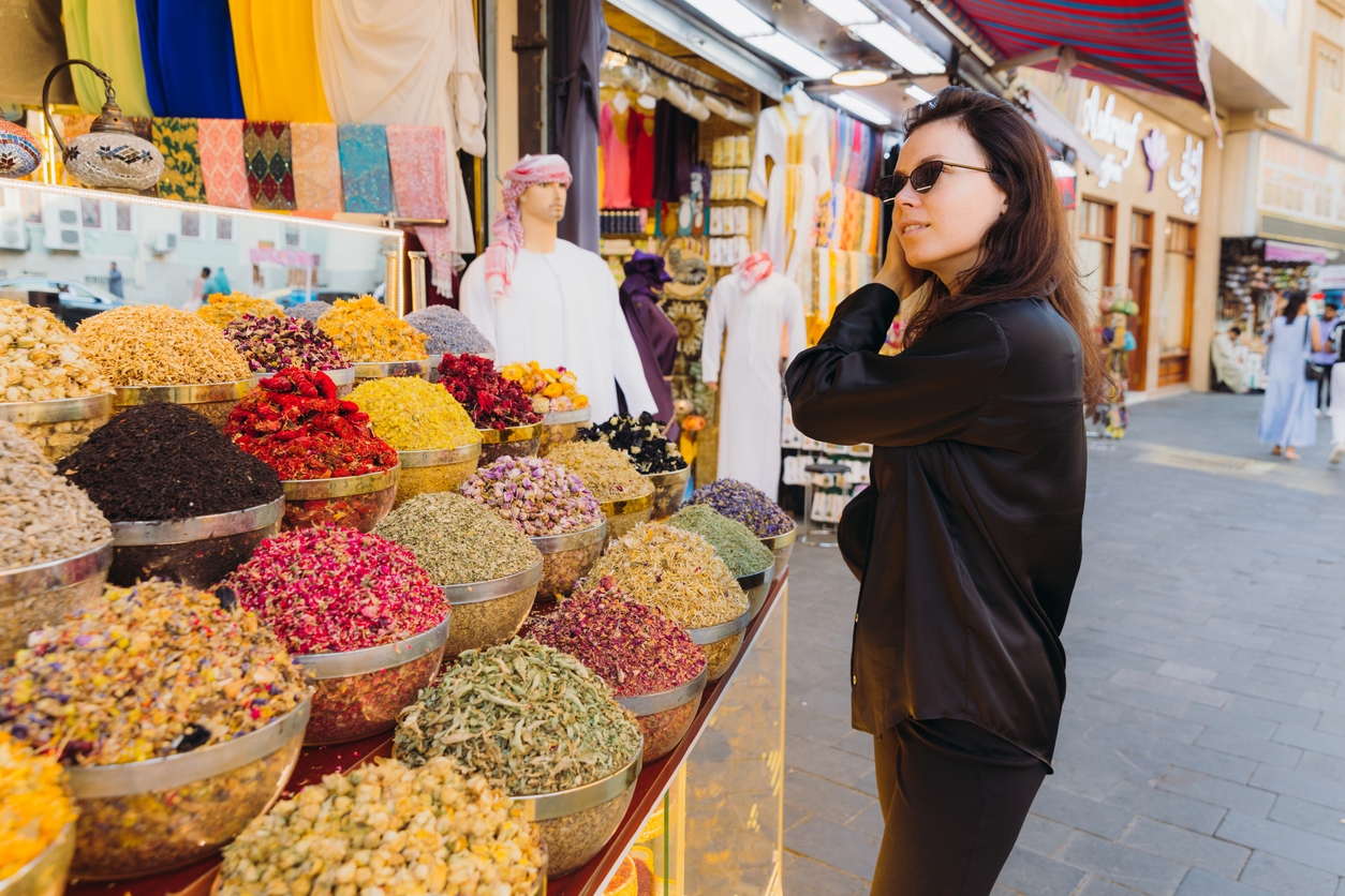 O Souk das Especiarias: Uma Jornada pelos Sabores Milenares de Dubai